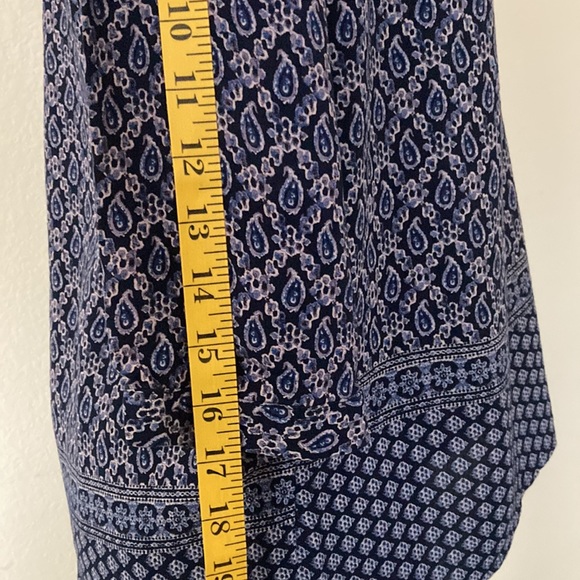 Old Navy Size XS blue & cream paisley printed blouse Made in India. 100% Viscose - Picture 11 of 12